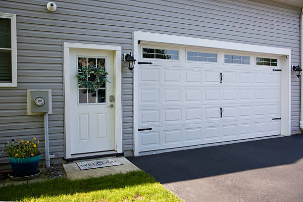 24/7 Emergency Garage Door Panel Replacement experts in Highland Acres, DE